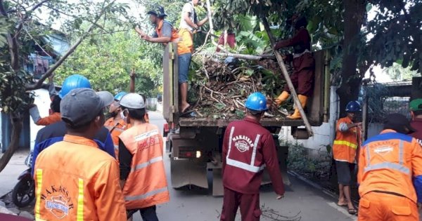 Sekcam Ujung Tanah Pimpin Gerakan Jumat Bersih di Kelurahan Totaka
