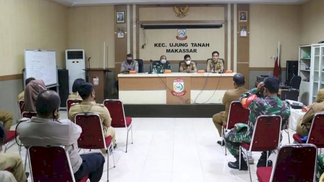 Camat Ujung Tanah Ibrahim Chaidar menggelar rapat koordinasi bersama lurah se-Kecamatan Ujung Tanah, Selasa (14/9) || ist