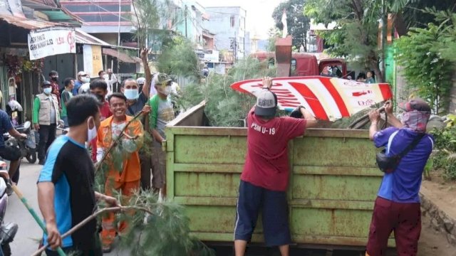 Pemerintah Kecamatan Ujung Tanah melakukan aksi bersih-bersih dalam rangka mendukung World Cleanup Day, Sabtu (18/9) || ist