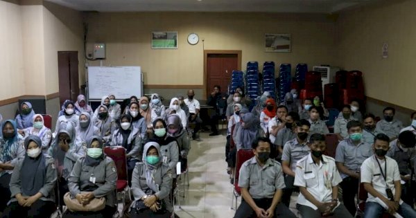 Rapat Bersama Tenaga Kontrak, Camat Ujung Tanah Imbau Perbaiki Pelaporan Administrasi