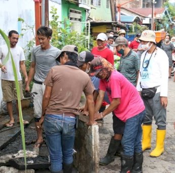 Camat Ujung Tanah Pantau Pengerukan Saluran Drainase di Kelurahan Pattingalloang