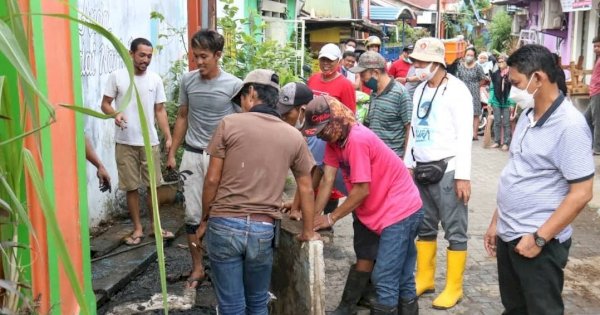 Camat Ujung Tanah Pantau Pengerukan Saluran Drainase di Kelurahan Pattingalloang