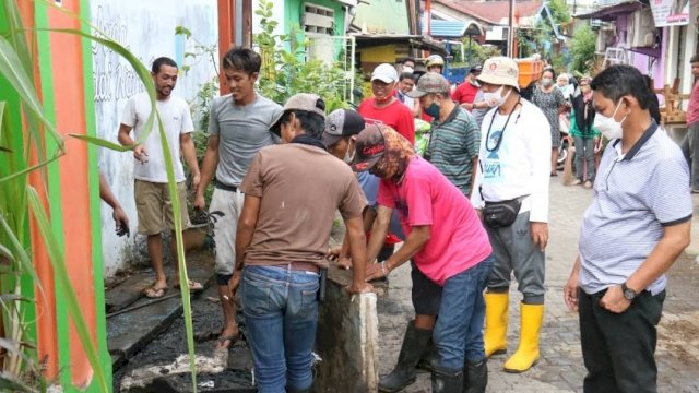Camat Ujung Tanah Pantau Pengerukan Saluran Drainase di Kelurahan Pattingalloang
