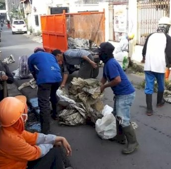 Petugas Kebersihan Kecamatan Rappocini Keruk Saluran Drainase di Titik Rawan Banjir