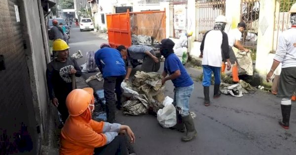 Petugas Kebersihan Kecamatan Rappocini Keruk Saluran Drainase di Titik Rawan Banjir