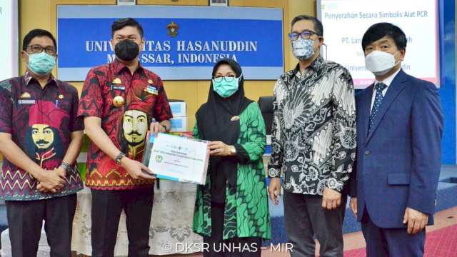 Bupati Gowa, Adnan Purichta Ichsan menerima secara simbolis bantuan alat PCR dari Universitas Hasanuddin || ist