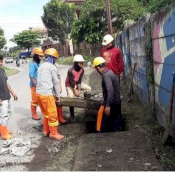Satgas Kebersihan Kecamatan Rappocini Bersihkan Saluran Drainase