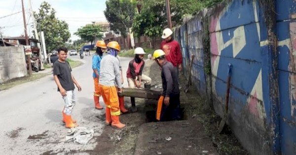 Satgas Kebersihan Kecamatan Rappocini Bersihkan Saluran Drainase