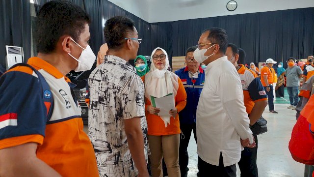 Komunitas Golorong Indonesia bercengkrama dengan Wali Kota Makassar Moh Ramdhan Pomanto usai penyerahan bantuan sembako bagi korban bencana angin puting beliung, di Jalan Amirullah, Jumat (24/12) || DOK KATABERITA.CO 