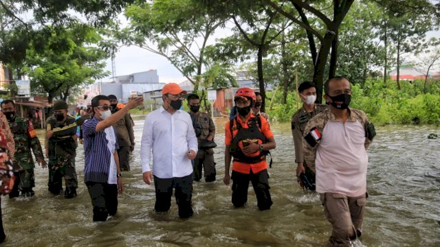 Wali Kota Makassar, Moh Ramdhan Pomanto memantau kondisi banjir di sejumlah wilayah di titik rawan banjir || ist