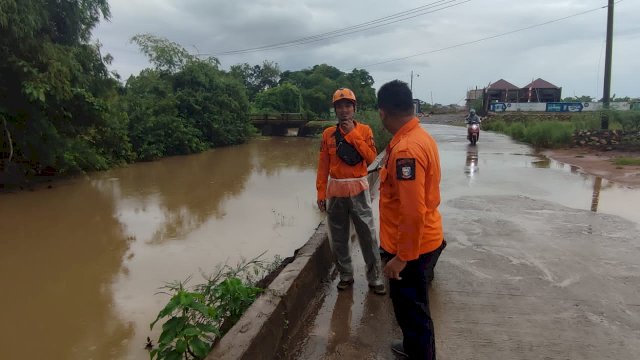 Personel BPBD Makassar memantau titik rawan banjir || ist