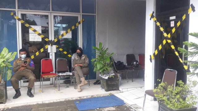 Kantor Perumda Parkir Makassar Raya disegel petugas Satpol PP Makassar || ist