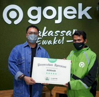 Antar Pesanan Pelanggan Terjebak Banjir, Jusriadi Dinobatkan Sebagai Mitra Gojek Jempolan