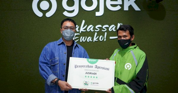 Antar Pesanan Pelanggan Terjebak Banjir, Jusriadi Dinobatkan Sebagai Mitra Gojek Jempolan