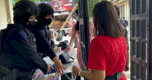Polwan Brimob Polda Sulsel Kawal Pengamanan Natal di Makassar