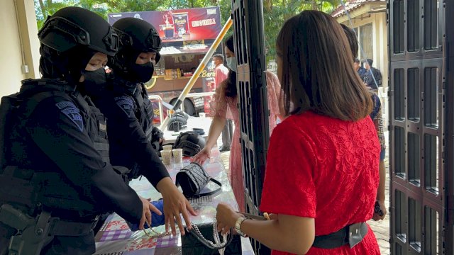 Polwan Brimob Polda Sulsel Kawal Pengamanan Natal di Makassar