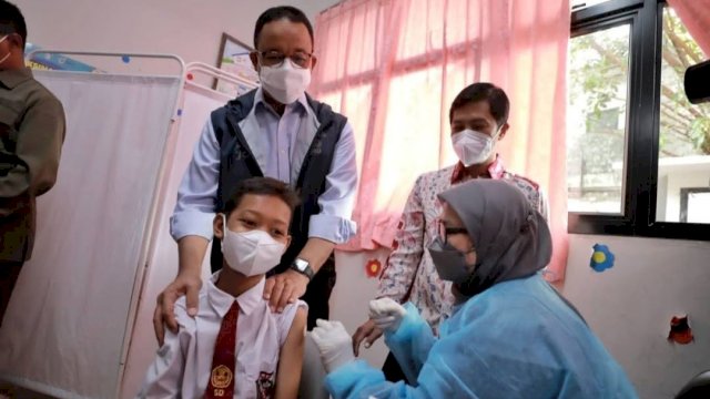 Gubernur DKI Jakarta Anies Baswedan meninjau pelaksanaan vaksinasi anak di SD Negeri Cempaka Putih Timur 3 Jakarta Pusat, Selasa (14/12) || ist