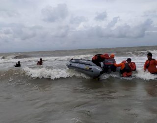 Dua Remaja Hilang Terseret Ombak Saat Berenang di Pantai Anging Mammiri Makassar