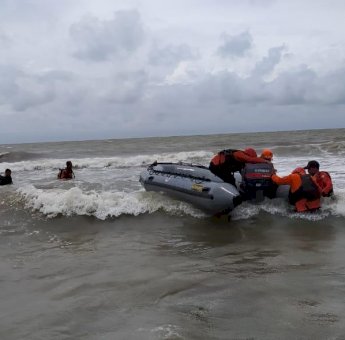 Dua Remaja Hilang Terseret Ombak Saat Berenang di Pantai Anging Mammiri Makassar