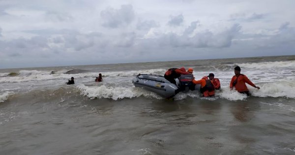 Dua Remaja Hilang Terseret Ombak Saat Berenang di Pantai Anging Mammiri Makassar