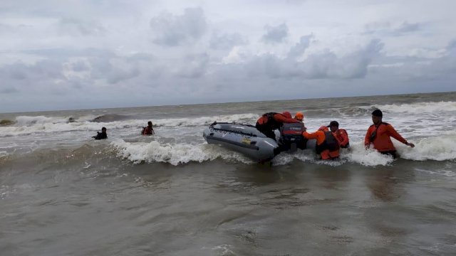 Tim gabungan melakukan pencarian terhadap dua Remaja yang hilang terseret ombak di Pantai Anging Mammiri, Minggu (16/1).