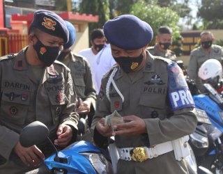 Kelengkapan Kendaraan Pribadi Personel Brimob Bone Diperiksa