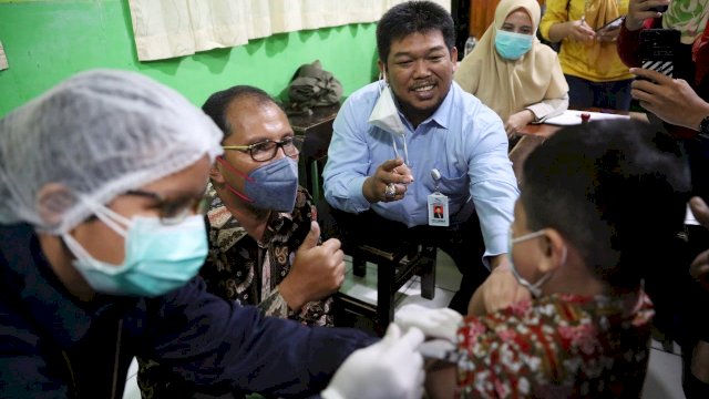 Wali Kota Makassar Moh Ramdhan Pomanto meninjau pelaksanaan vaksinasi anak di SD Mangkura beberapa waktu lalu || ist