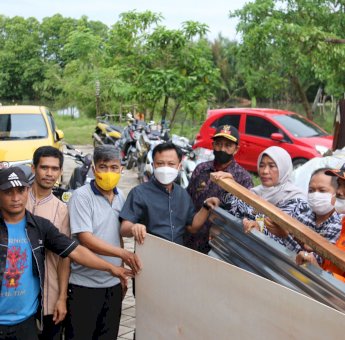 BPBD Makassar Beri Bantuan Material Korban Angin Puting Beliung