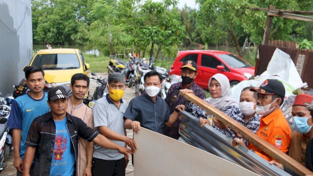 Penyerahan bantuan dari BPBD Makassar didampingi Camat Tallo Alamsyah kepada korban terdampak bencana angin puting beliung 