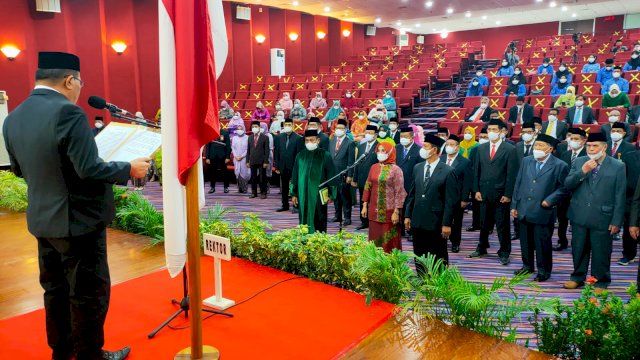 Rektor Universitas Negeri Makassar (UNM), Prof Husain Syam melantik sejumlah pejabat, di Ballroom Teather Menara Pinisi, Jumat (18/2).