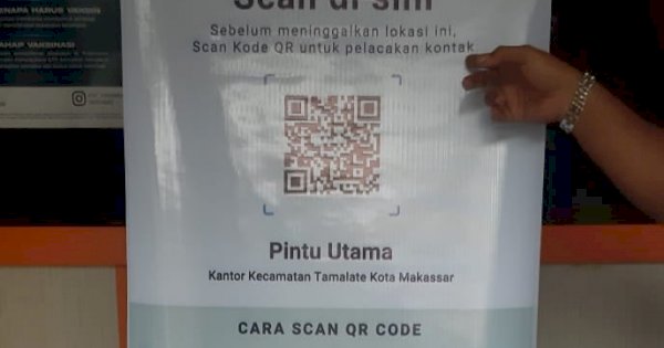 Pengunjung Kantor Kecamatan Tamalate Wajib Scan Barcode Aplikasi PeduliLindungi