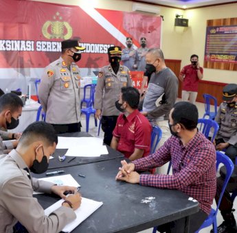 Personel Polres Gowa Disuntik Vaksin Booster