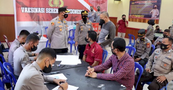 Personel Polres Gowa Disuntik Vaksin Booster