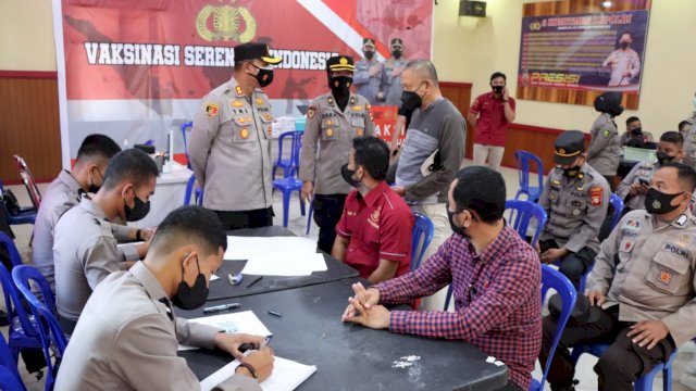 Kapolres Gowa, AKBP Tri Goffaruddin meninjau kegiatan vaksinasi di Aula Endra Dharmalaksana, Kamis (24/2).