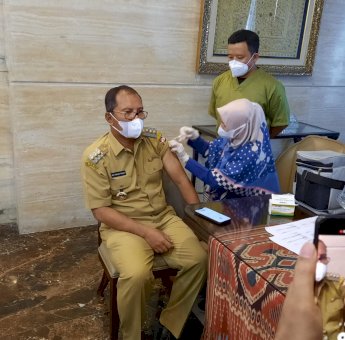 Danny Pomanto Jalani Vaksinasi Dosis Ketiga Usai Sembuh dari Covid-19