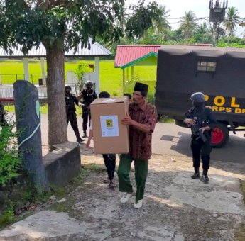 Brimob Bone Kawal PSU Pemilihan Kepala Desa Aska di Sinjai