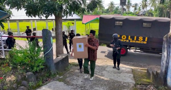 Brimob Bone Kawal PSU Pemilihan Kepala Desa Aska di Sinjai
