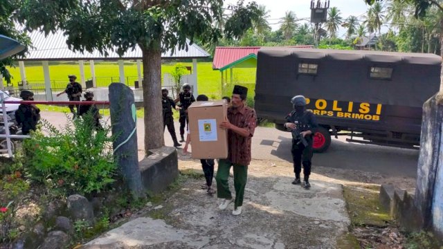 Batalyon C Pelopor Satbrimob Polda Sulsel ikut mengawal pemungutan suara ulang (PSU) Desa Aska, Kecamatan Sinjai Selatan, Kabupaten Sinjai, Minggu (27/3). 