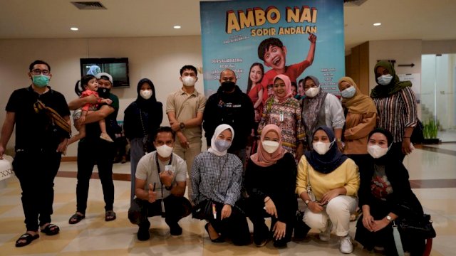 Kepala Dispar Makassar, Muhammad Roem nonton bareng film Ambo Nai Supir Andalan, di Studio 21 Mal Panakkukang, Minggu (27/3).
