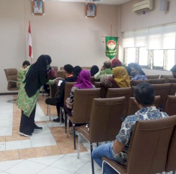 Sosialisasikan Aplikasi Sobat TB, Dinkes Makassar Ajak Pegawai Dinas PU Skrining Mandiri