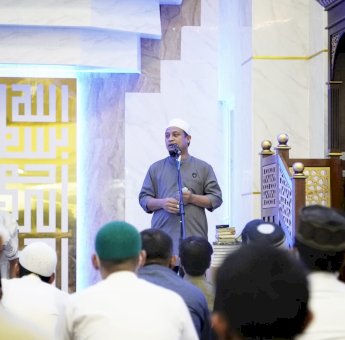 Gubernur Sulsel Salat Tarwih Pertama di Masjid Kubah 99 Asmaul Husna