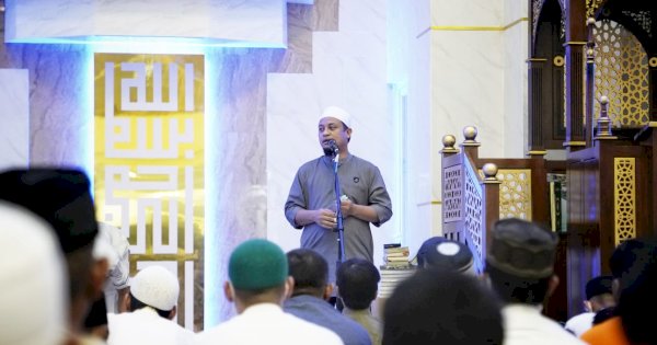 Gubernur Sulsel Salat Tarwih Pertama di Masjid Kubah 99 Asmaul Husna