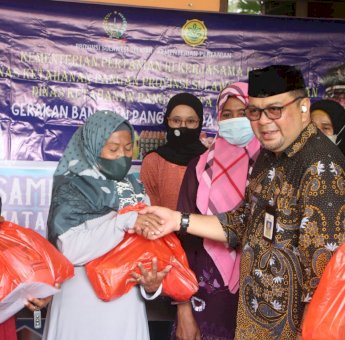 Camat Rappocini Serahkan Bantuan Dua Liter Minyak Goreng ke Masyarakat