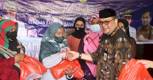 Camat Rappocini Serahkan Bantuan Dua Liter Minyak Goreng ke Masyarakat