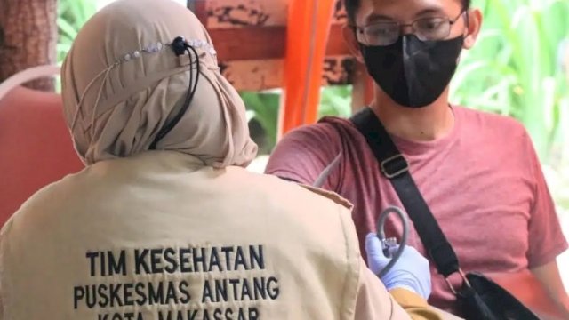 Tim Kesehatan Dinkes Makassar melakukan vaksinasi yang diselenggarakan Kalla Group Oktober lalu || ist