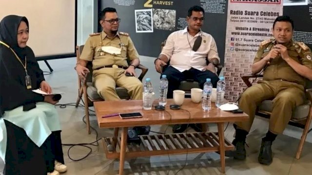 Kepala Disdag Makassar Arlin Ariesta (kiri), Dirut PD Pasar Makassar Raya Thamrin Mensa (tengah), dan Kepala Diskominfo Makassar Mahyuddin (kanan)