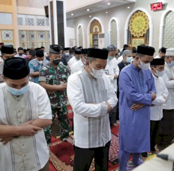 Pekan Pertama Ramadan, Danny Salat Tarawih Berjemaah di Masjid H Hamarung