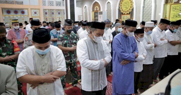 Pekan Pertama Ramadan, Danny Salat Tarawih Berjemaah di Masjid H Hamarung