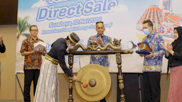 Sekretaris Dispar Makassar, Andi Engka membuka kegiatan Makassar Direct Sale di Ballroom Lantai 5 Hotel Santika Premier Gubeng Surabaya, Kamis (12/5).