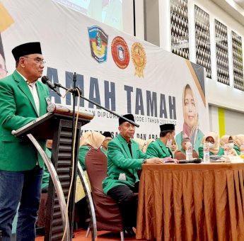 Rektor UMI Motivasi Wisudawan Fakultas Sastra dan Akademi Bahasa Asing